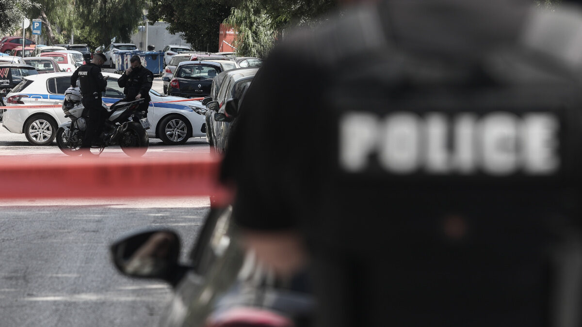 Πυροβολισμοί σε μπαλκόνια πολυκατοικίας στην οδό Κουμουνδούρου, πίσω από το μετρό του Αλίμου, τα ξημερώματα της Τρίτης 1 Ιουνίου 2021. Άγνωστος, σύμφωνα με τις μέχρι στιγμής πληροφορίες, πέρασε κάτω από την πολυκατοικία και πυροβόλησε τα μπαλκόνια των διαμερισμάτων του τρίτου και του τετάρτου ορόφου. (EUROKINISSI/ΒΑΣΙΛΗΣ ΡΕΜΠΑΠΗΣ)
