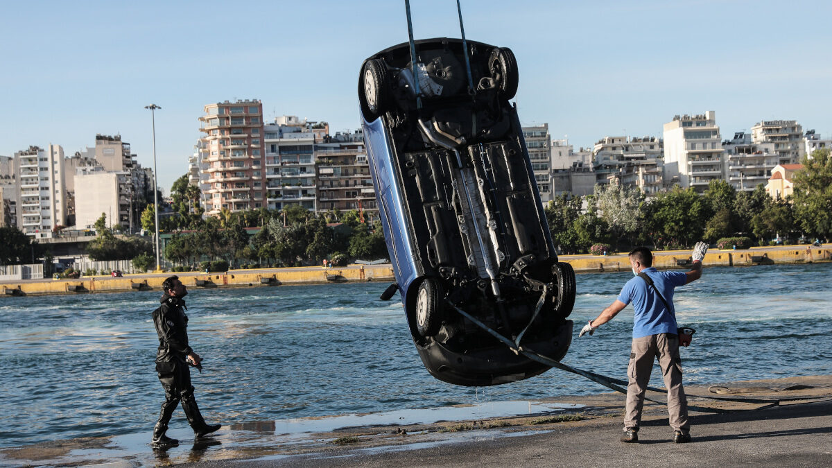 Πτώση ΙΧ αυτοκινήτου στο λιμάνι του Πειραιά