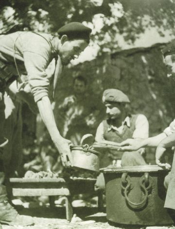 Περτούλι, Τρικάλων. Σισίτιο της Σχολής Εφέδρων Αξιωματικών του Ελληνικού Λαϊκού Απελευθερωτικού Στρατού (ΕΛΑΣ) 1943 / Πηγή: Αρχοντικό Χατζηγάκη