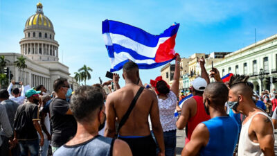 Στιγμιότυπο από τις αντεπαναστατικές, συκοφαντικές διαδηλώσεις στην Κούβα