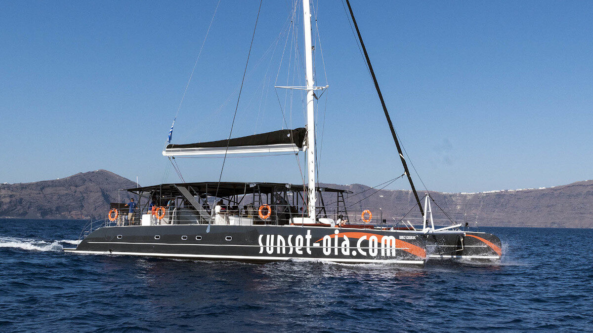 Το ιστιοφόρο "Sunset Exclusive" στα ανοικτά της Σαντορίνης
