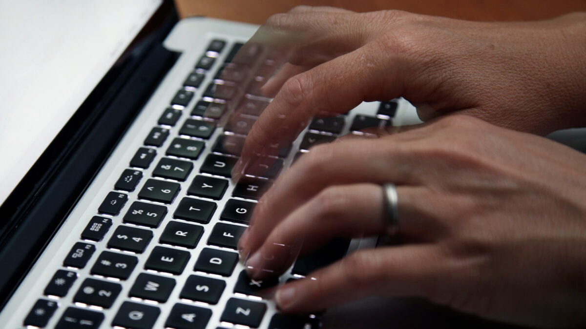 Laptop - κυβερνοεπίθεση - πληκτρολόγιο