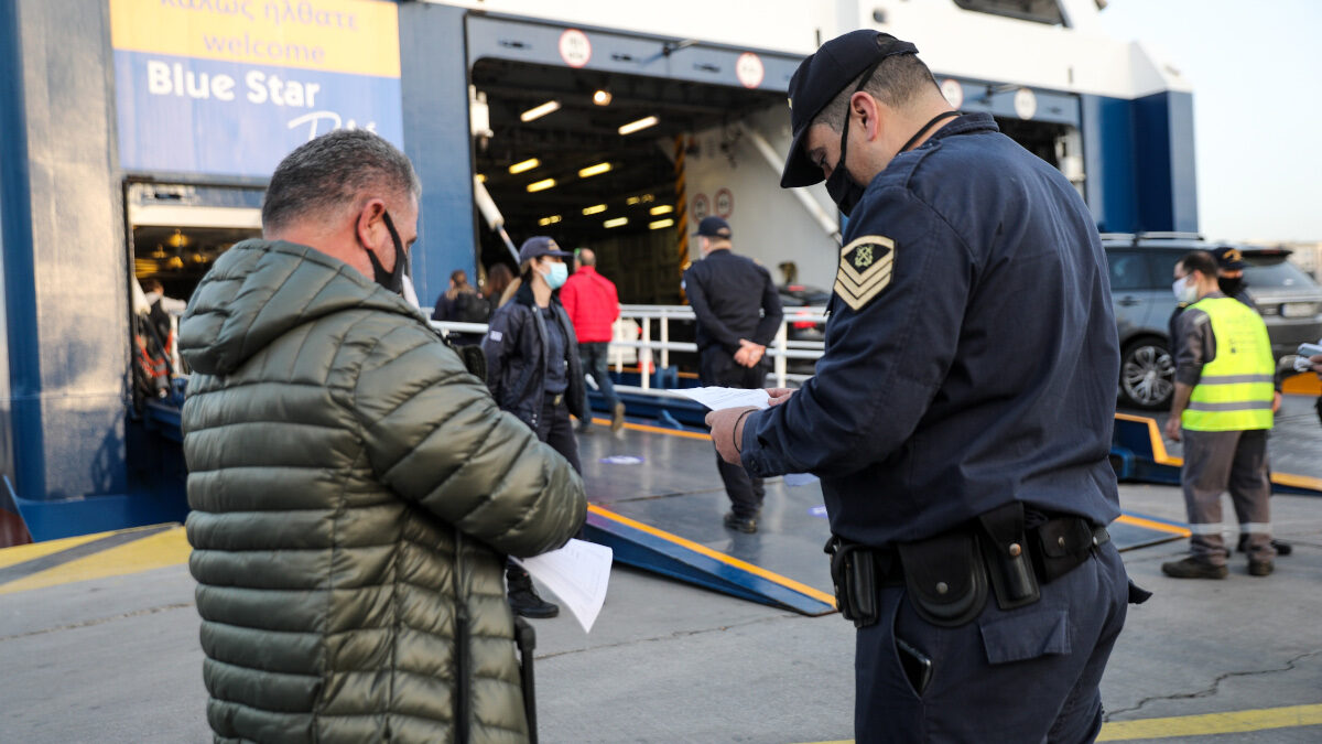 Έλεγχοι από στελέχη του Λιμενικού Σώματος των υγειονομικών πιστοποιητικών των επιβατών στα λιμάνια όλης της χώρας