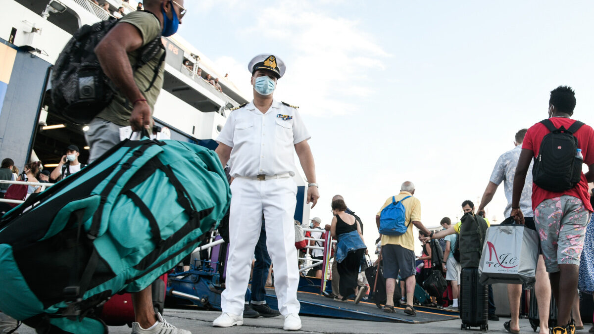 Στιγμιότυπο από το λιμάνι του Πειραιά, Δευτέρα 5 Ιουλίου 2021. Νέα μέτρα ισχύουν σε όλη τη χώρα για τις μετακινήσεις με πλοία στα νησιά.