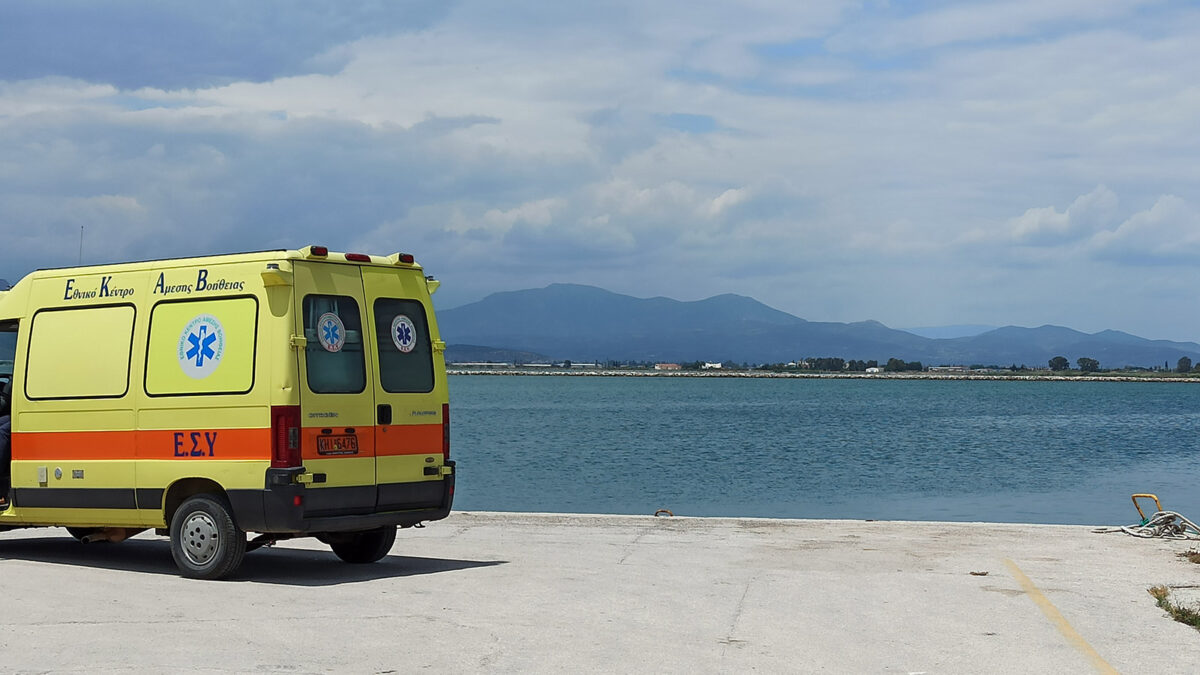 Ασθενοφόρο στο Λιμάνι του Ναυπλίου