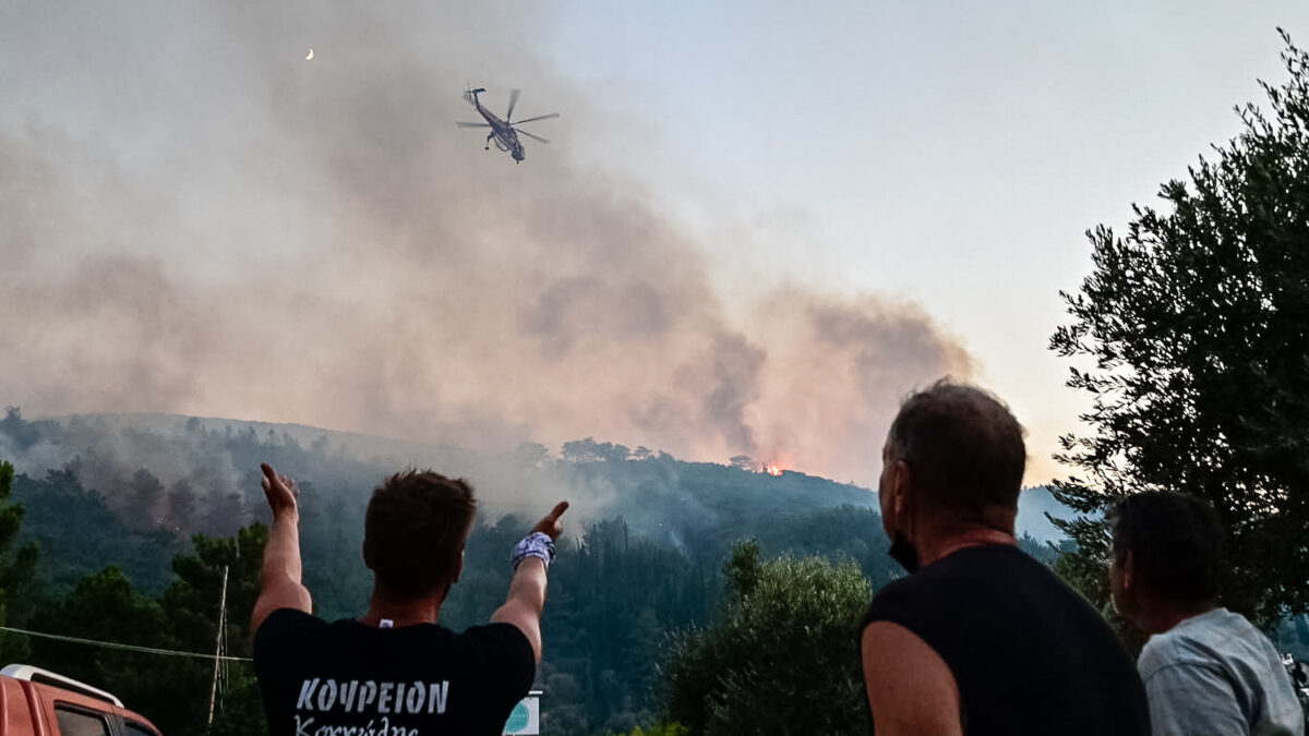 Πυρκαγιά σε δασική έκταση στην Σάμο. Μεγάλη επιχείρηση της πυροσβεστικής με επίγειες και εναέριες δυνάμεις, Πέμπτη 15 Ιουλίου 2021