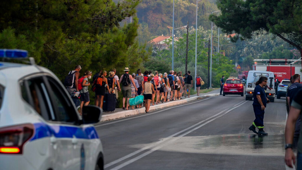 Πυρκαγιά σε δασική έκταση στην Σάμο. Μεγάλη επιχείρηση της πυροσβεστικής με επίγειες και εναέριες δυνάμεις, Πέμπτη 15 Ιουλίου 2021