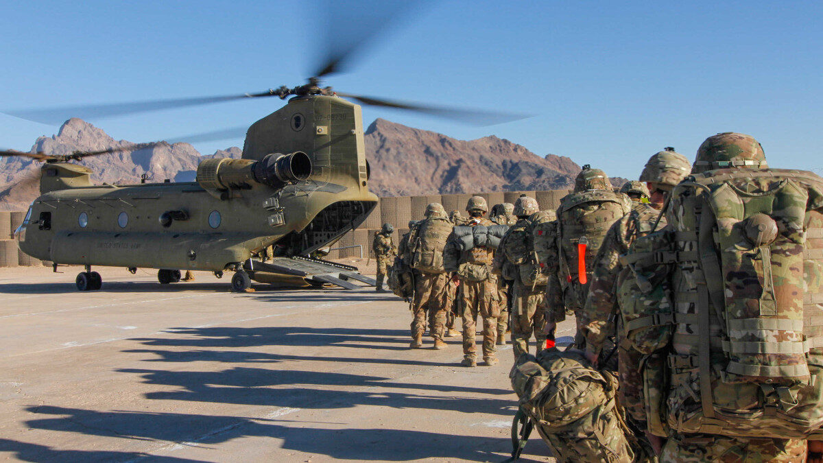 Στρατιώτες των ΗΠΑ επιβιβάζονται σε Σινούκ για να αποχωρήσουν από το Αφγανιστάν μετά από 20 χρόνια κατοχής - Γενάρης 2019