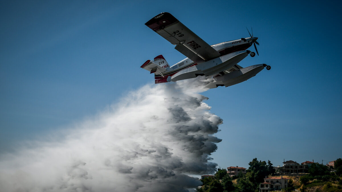 Πυροσβεστική / Υδροπλάνο / Πυροσβεστικό Αεροπλάνο / Ρίψη νερού / Φωτιά σε δασική έκταση στον Βαρνάβα Αττικής. Σάββατο 10 Ιουλίου 2021