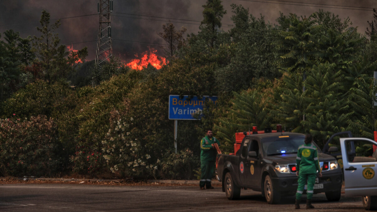 Πυρκαγιά στην Άνω Βαρυμπόμπη του δήμου Αχαρνών, την Τρίτη 3 Αυγούστου 2021. Η φωτιά ξέσπασε ανατολικά στα βασιλικά κτήματα στη Βαρυμπόμπη. Κινητοποιήθηκαν και επιχειρούν 60 πυροσβέστες με 20 οχήματα, δύο ομάδες πεζοπόρων τμημάτων, τέσσερα ελικόπτερα και τέσσερα αεροσκάφη, μεταξύ των οποίων και το ρωσικό Beriev 200.
