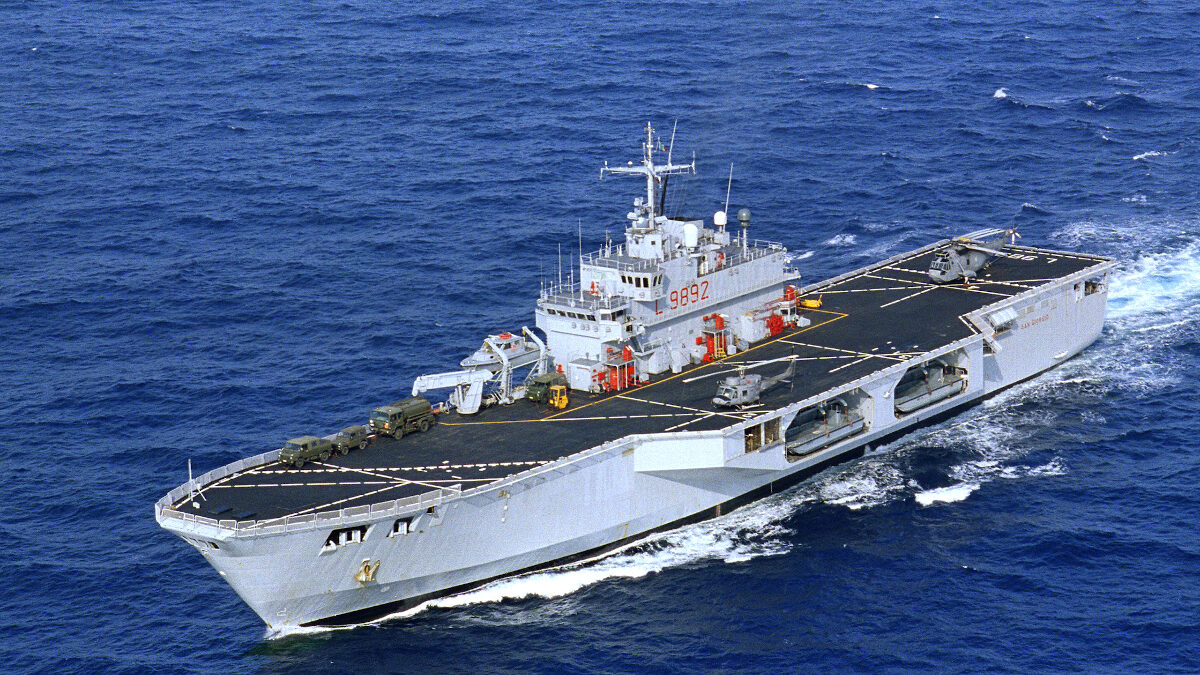 Tο ελικοπτεροφόρο πλοίο αμφίβιων επιχειρήσεων "San Giusto"