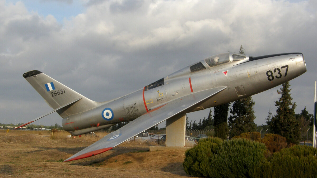 Διατηρημένο αεροσκάφος τύπου Republic F-84F Thunderstreak της Ελληνικής Πολεμικής Αεροπορίας στην κύρια πύλη της Αεροπορικής Βάσης Δεκέλειας