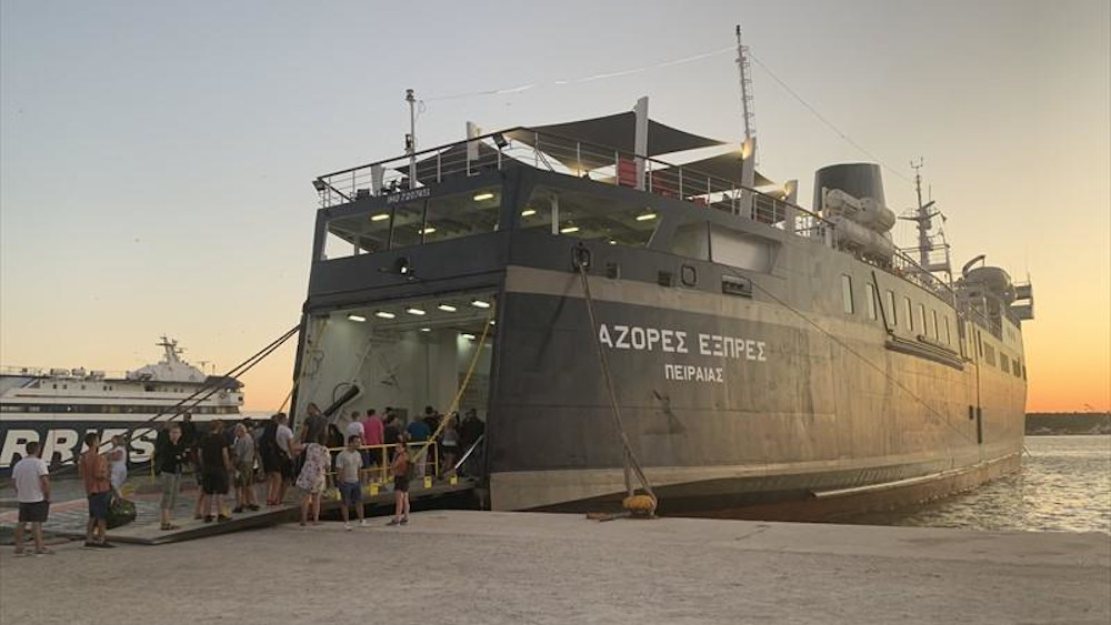 Το "Aqua Star" στο λιμάνι του Πειραιά