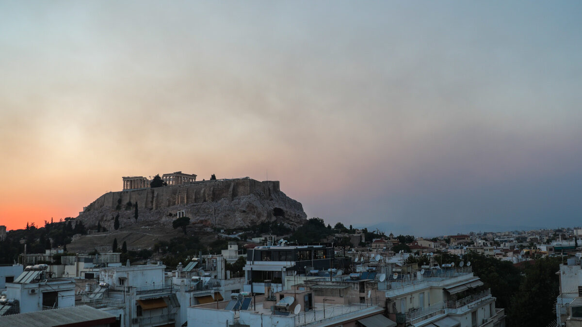Ακρόπολη - Σούρουπο στην Αθήνα με φόντο τους πυκνούς καπνούς από την αναζωπύρωση των πυρκαγιών στην βορειοανατολική Αττική