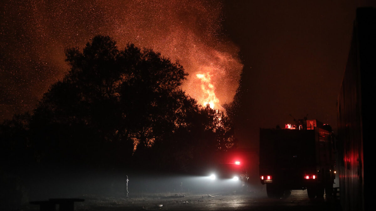 Συνεχίζεται και τη νύχτα η πυρκαγιά στην Βαρυμπόμπη