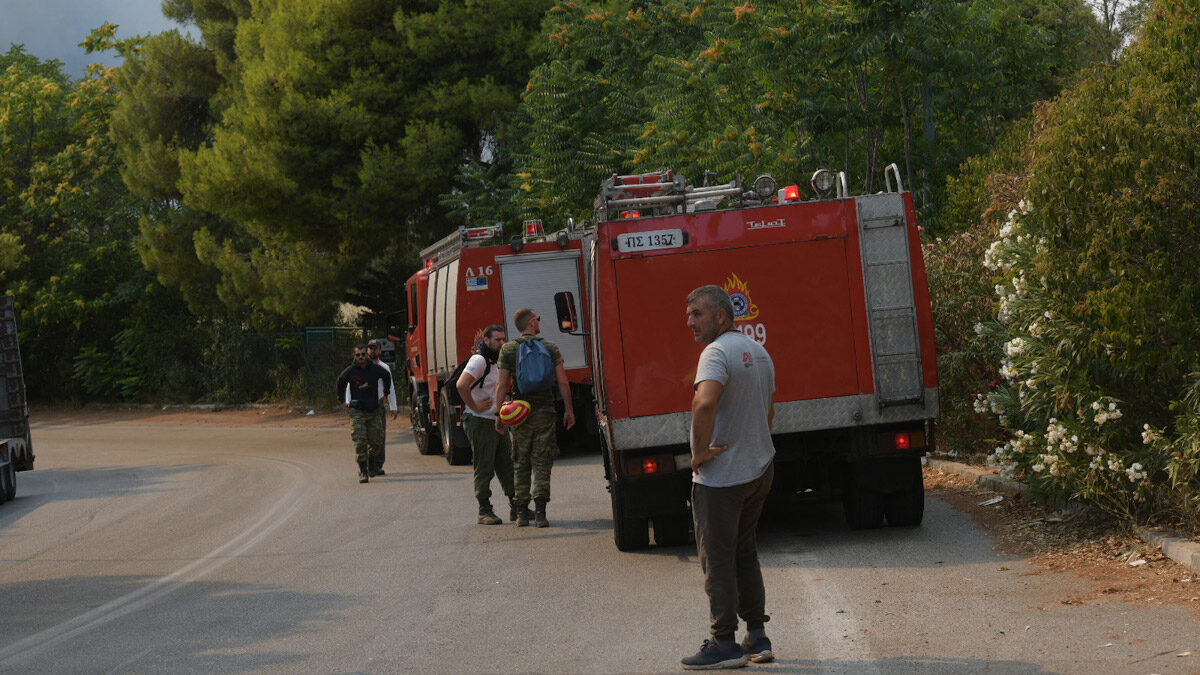 μεγάλυ πυρκαγιά στην Βαρυμπόμπη