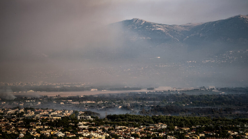 Αποπνικτική η ατμόσφαιρα στο μεγαλύτερο μέρος του λεκανοπεδίου Αττικής από την πυρκαγιά στην Βαρυμπόμπη 4/8/21