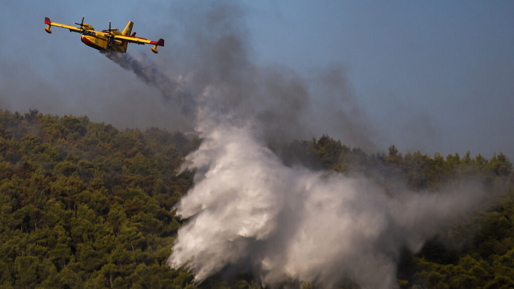 Πυροσβεστικό αεροπλάνο - Canadair - Πυρκαγιά σε πευκοδάσος στα Βίλια, Αττικής
