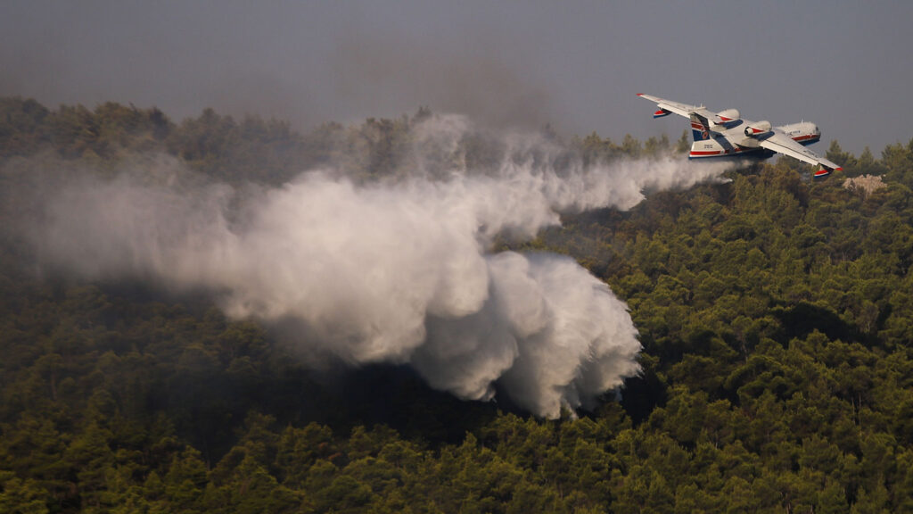 Πυροσβεστικό αεροπλάνο - Beriev be-200 - Πυρκαγιά σε πευκοδάσος στα Βίλια, Αττικής