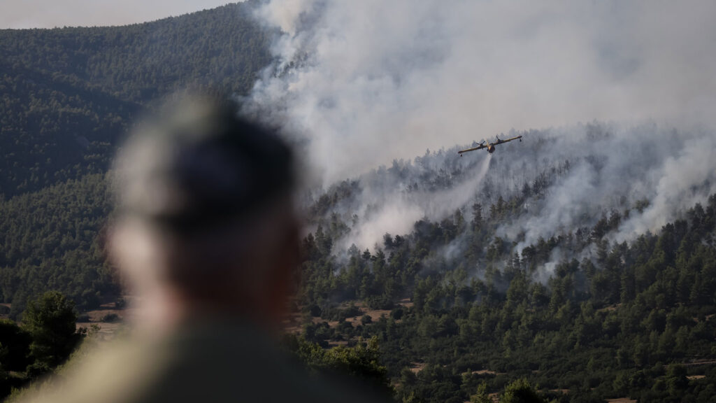 Πυροσβεστικό αεροπλάνο - Canadair - Πυρκαγιά σε πευκοδάσος στα Βίλια, Αττικής
