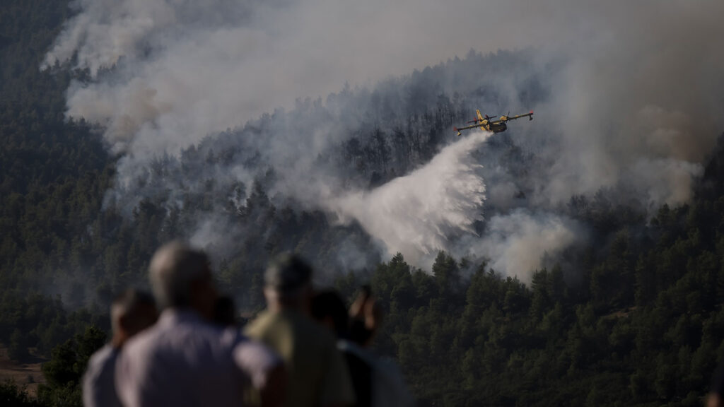 Πυροσβεστικό αεροπλάνο - Canadair - Πυρκαγιά σε πευκοδάσος στα Βίλια, Αττικής