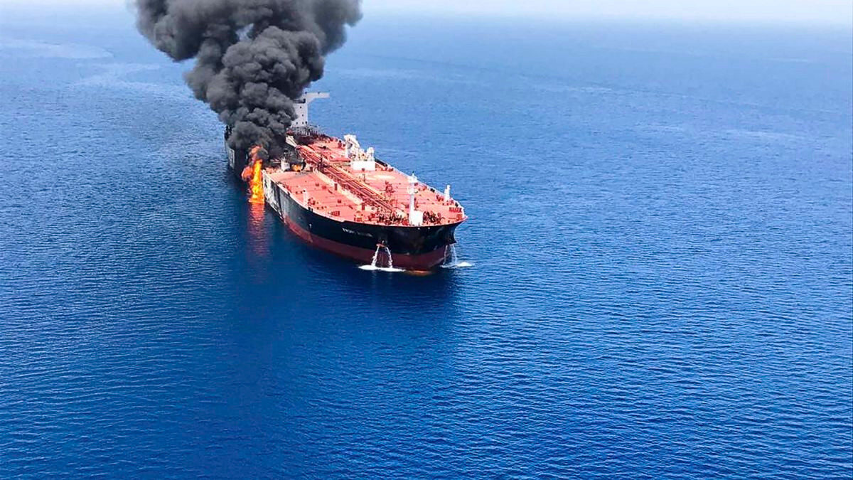 Το τάνκερ στο οποίο έγινε έκρηξη στον κόλπο του Ομάν στην είσοδο του Περσικού