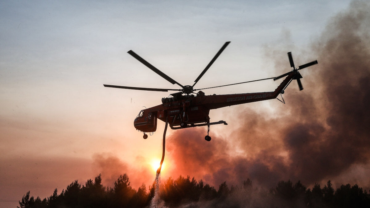 Ελικόπτερο επιχειρεί στην κατάσβεση της πυρκαγιάς στην Δροσοπηγή Αττικής