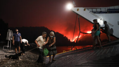 Πυρκαγιά στη Λίμνη Ευβοίας - Κάτοικοι εγκαταλείπουν με πλοία
