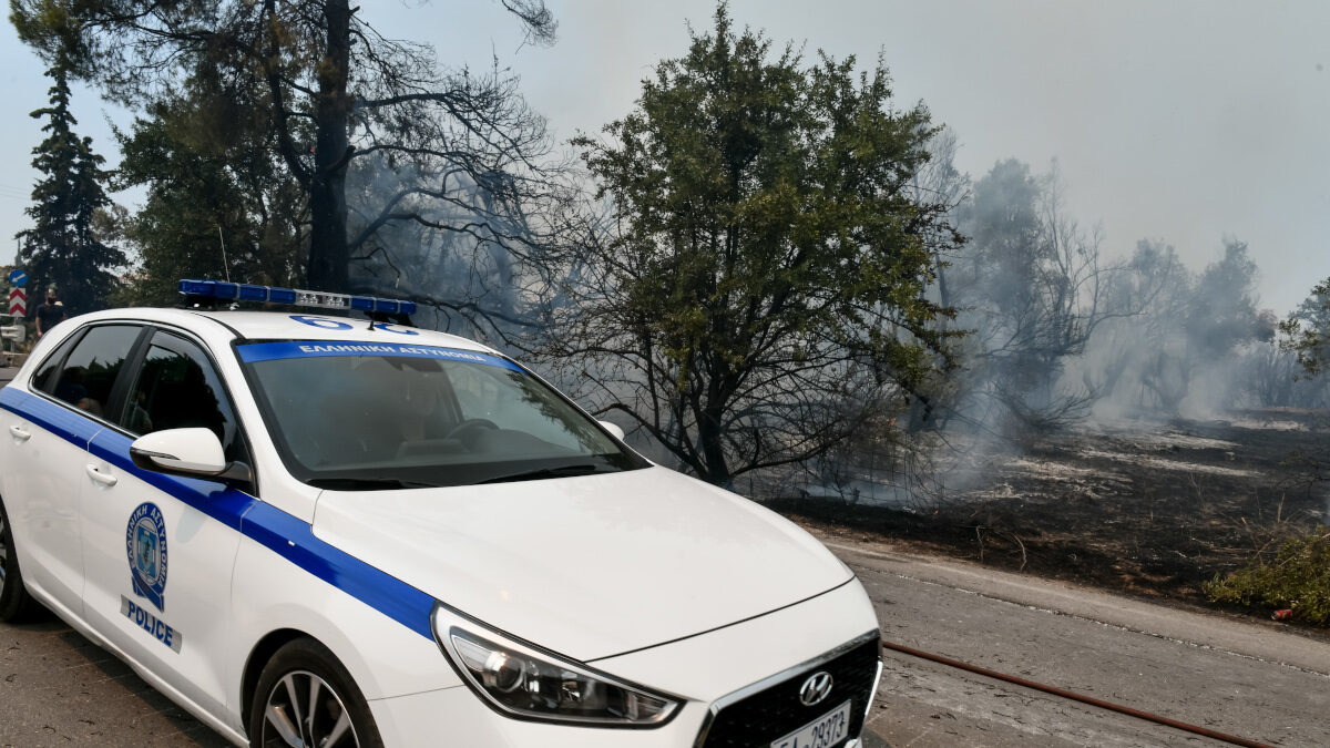 Περιπολικό της αστυνομίας στην πυρκαγιά στην Αττική