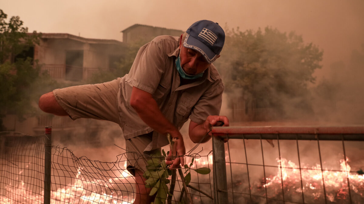 Πυρκαγιά στην Βόρεια Εύβοια, Κυριακή 8 Αυγούστου 2021. Στιγμιότυπο από το χωριό Πευκί