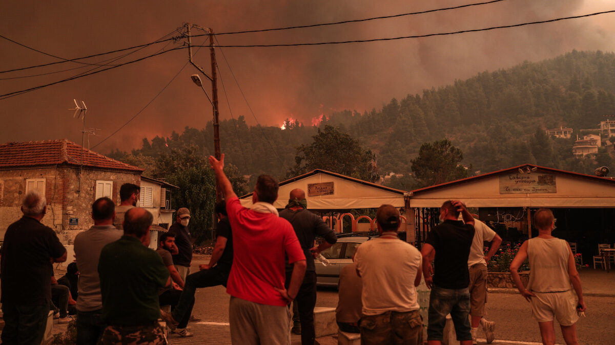 Πυρκαγιά στην Βόρεια Εύβοια, Κυριακή 8 Αυγούστου 2021. Στιγμιότυπο από το χωριό Γούβες.