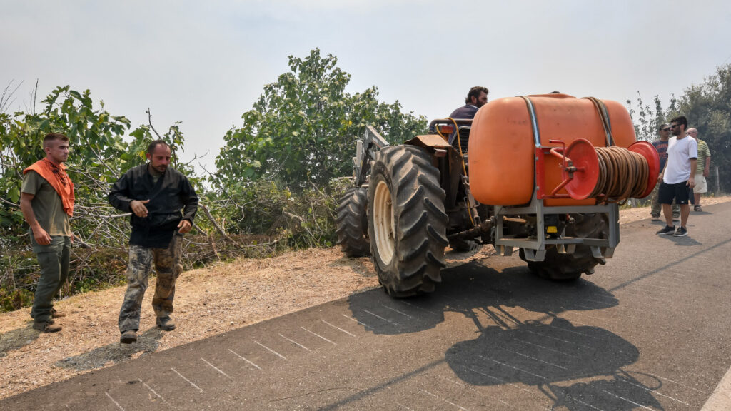 Πυρκαγιά στην Ηλεία - Κάτοικοι και πυροσβέστες στην πρώτη γραμμή της μάχης με τις φλόγες - Σάββατο 7 Αυγούστου 2021
