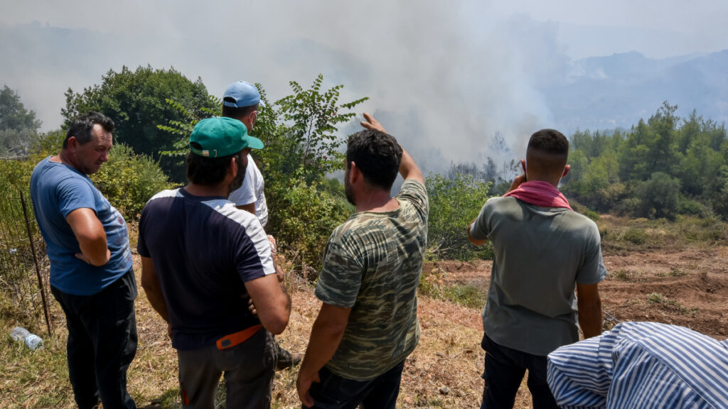 Πυρκαγιά στην Ηλεία - Κάτοικοι και πυροσβέστες στην πρώτη γραμμή της μάχης με τις φλόγες - Σάββατο 7 Αυγούστου 2021
