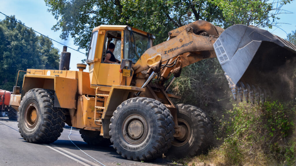 Πυρκαγιά στην Ηλεία - Κάτοικοι και πυροσβέστες στην πρώτη γραμμή της μάχης με τις φλόγες - Σάββατο 7 Αυγούστου 2021