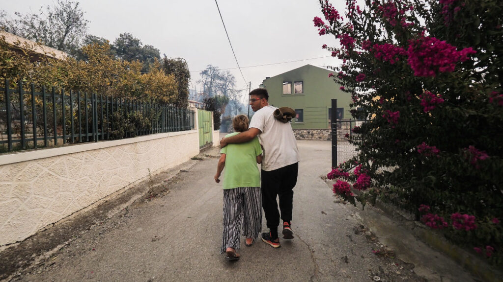 Πυρκαγιά στις Ροβιές Ευβοίας - Οι κάτοικοι αβοήθητοι εγκαταλείπουν το βιος τους / Τετάρτη 4 Αυγούστου 2021