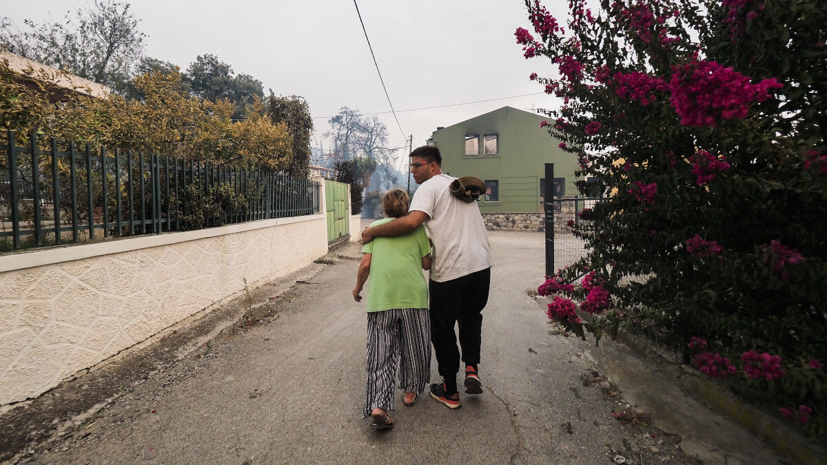 Πυρκαγιά στις Ροβιές Ευβοίας - Οι κάτοικοι αβοήθητοι εγκαταλείπουν το βιος τους / Τετάρτη 4 Αυγούστου 2021