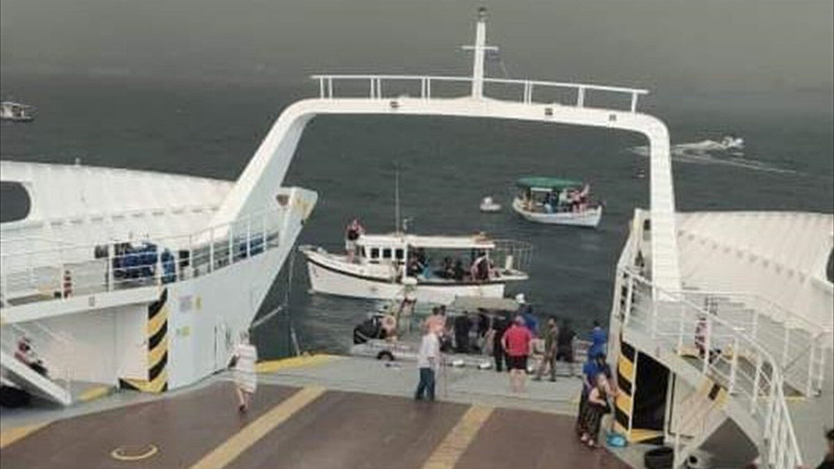 Επιχείρηση εκκένωσης των Ροβιών - Έλαβαν μέρος πλωτά του λιμενικού και ιδιωτικά σκάφη / Πυρκαγιά στη βόρεια Εύβοια