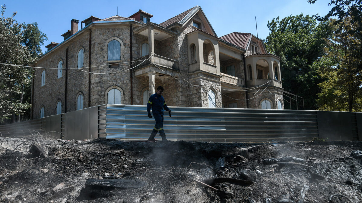 Το κεντρικό κτίριο του πρώην βασιλικού ανακτόρου στο Τατόι μετά την πυρκαγιά στη Βαρυμπόμπη