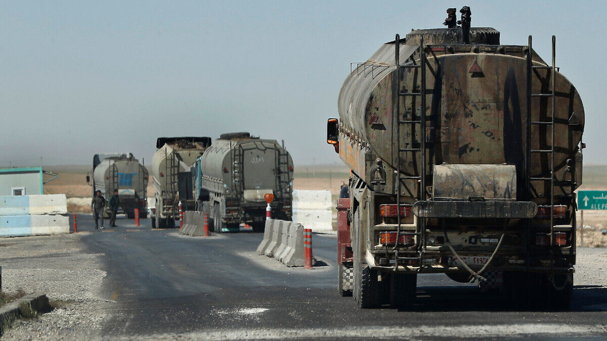 Κομβόι βυτιοφόρων φορτηγών με τη συνοδεία αμερικανικών στρατευμάτων κατοχής φορτωμένο με κλεμμένο πετρέλαιο από τη Συρία κατευθύνονται προς Ιράκ - 2018