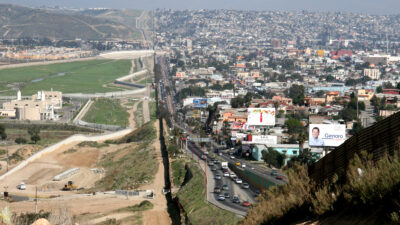 Ο Φράκτης στα σύνορα ΗΠΑ Μεξικό. Στα δεξιά η πόλη Τιχουάνα του Μεξικό. Στα αριστερά η περιοχή ευθύνης της φρουράς του Σαν Ντιέγκο