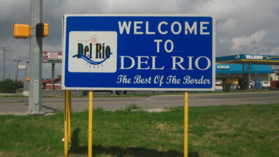 Ταμπέλα που καλοσορίζει του επισκέπτες στην πόλη Ντελ Ρίο της Πολιτείας του Τέξας στα σύνορα ΗΠΑ - Μεξικό