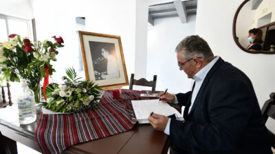 Ο Δημήτρης Κουτσούμπας γράφει στο βιβλίο συλλυπητηρίων για τον Μίκη Θεοδωράκη, στο σπίτι του στα Χανιά