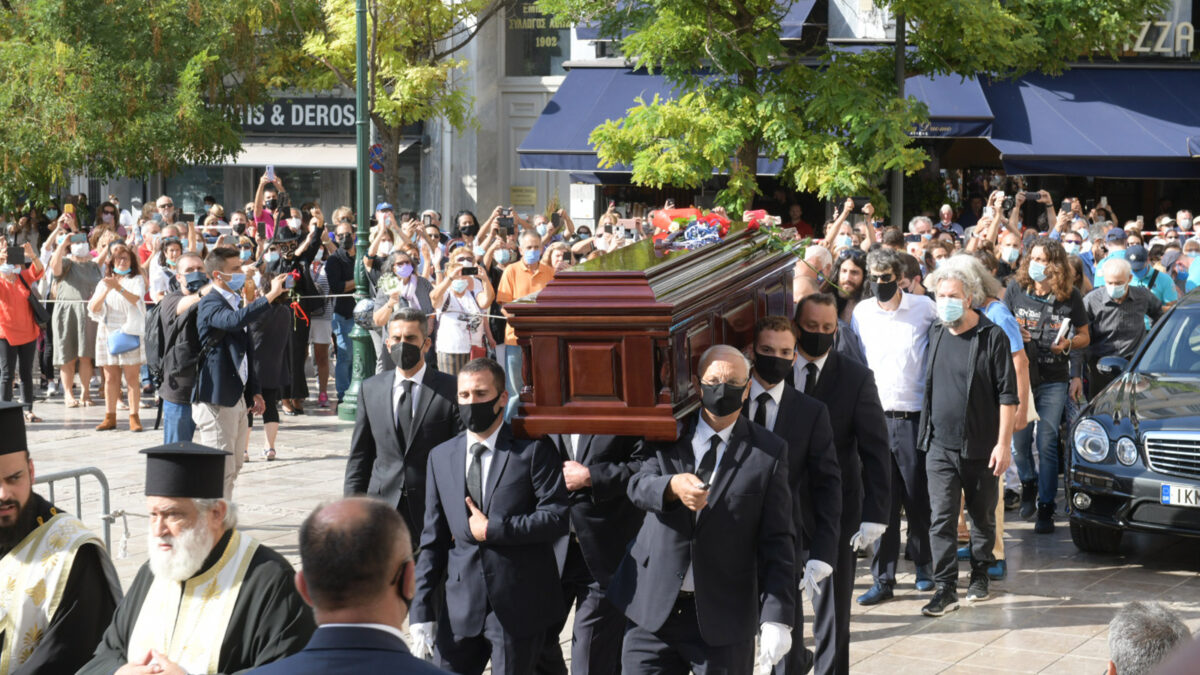Λαϊκό προσκύνημα στον Μίκη Θεοδωράκη