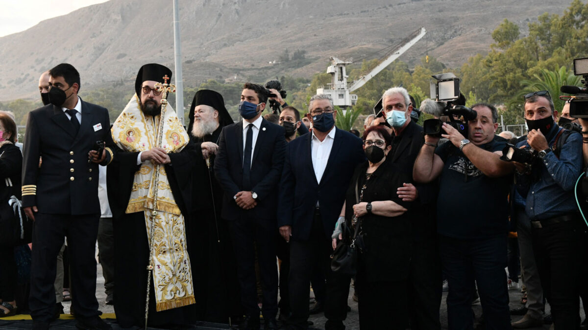 Αντιπροσωπεία του ΚΚΕ με επικεφαλής τον Δ. Κουτσούμπα στην υποδοχή της σορού του Μίκη Θεοδωράκη στην Κρήτη