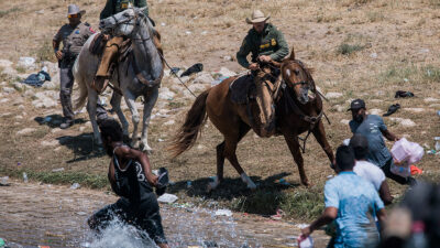 ΗΠΑ: Εικόνες απανθρωπιάς και αγριότητας με έφιππους αστυνομικούς να κυνηγούν μετανάστες στα σύνορα με το Μεξικό
