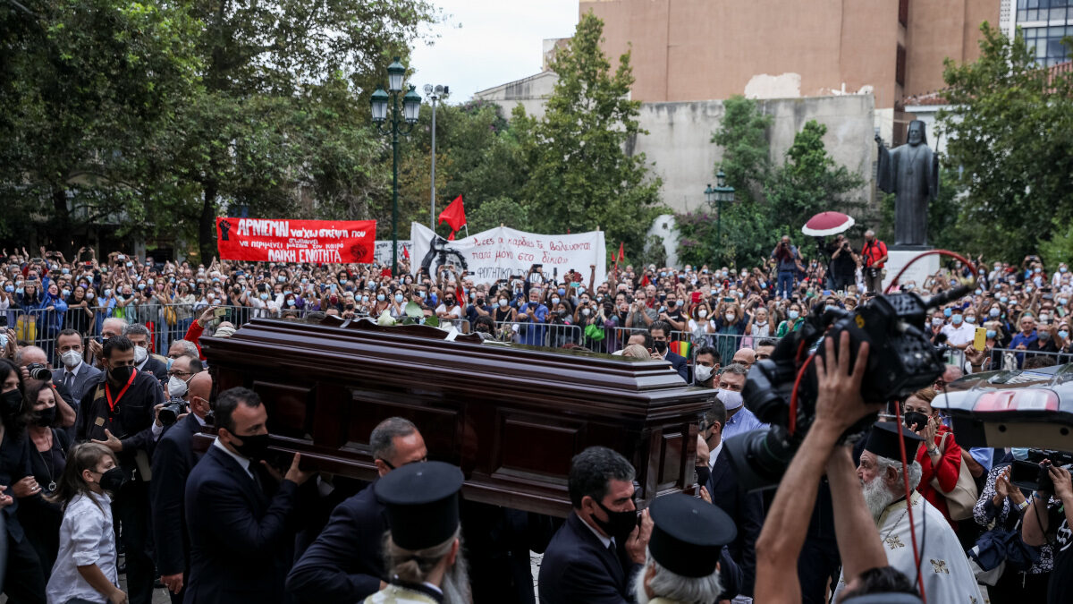 Στιγμιότυπο από τον εξωτερικό χώρο στην Μητρόπολη Αθηνών κατά την τελετή αποχαιρετισμού στον Μίκη Θεοδωράκη την Τετάρτη 8 Σεπτεμβρίου 2021.
