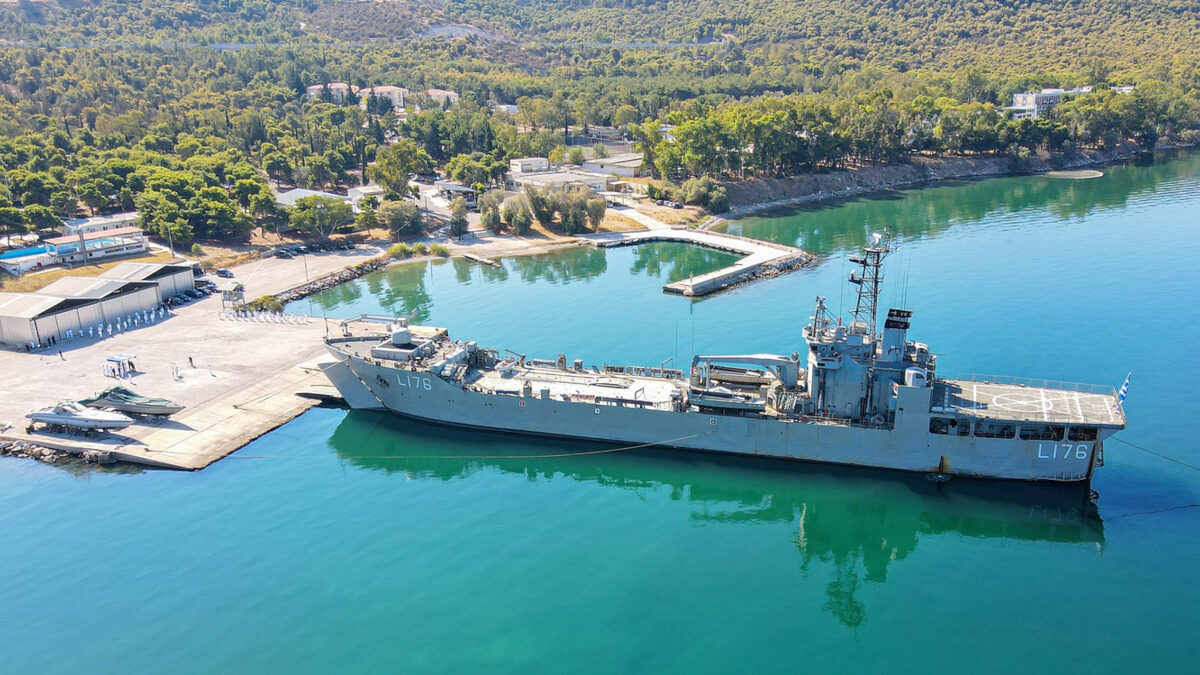 Αρματαγωγό Λέσβος (L-176) ετοιμάζεται για απόπλου για μεταφορά βοήθειας στο Λίβανο / 27/09/2021(EUROKINISSI/ΓΕΕΘΑ)