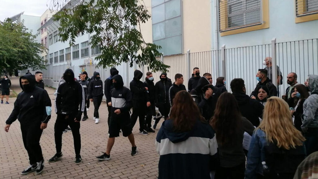 Νέα επίθεση φασιστοειδών έξω από σχολείο στη Σταυρούπολη