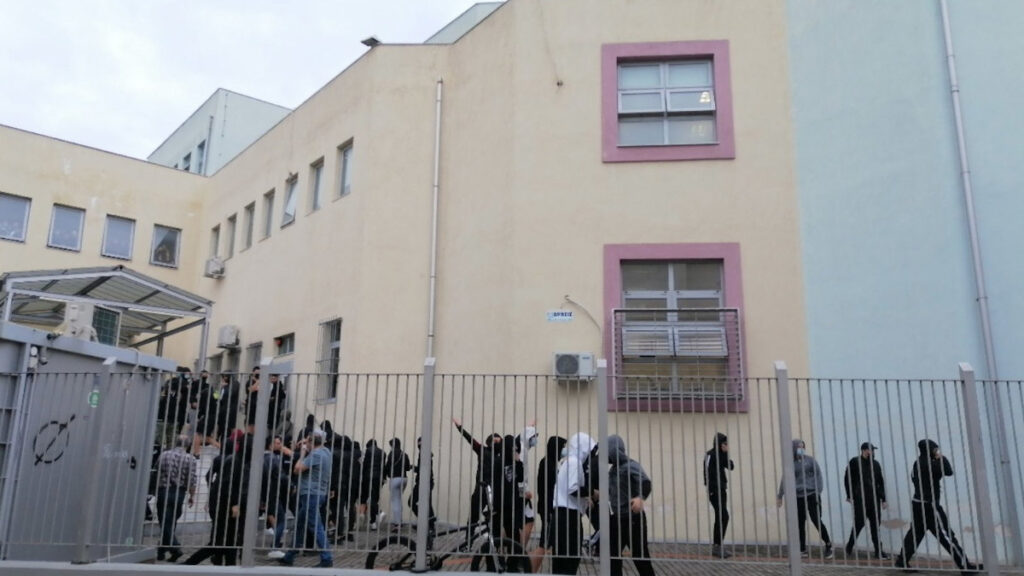 Νέα επίθεση φασιστοειδών έξω από σχολείο στη Σταυρούπολη