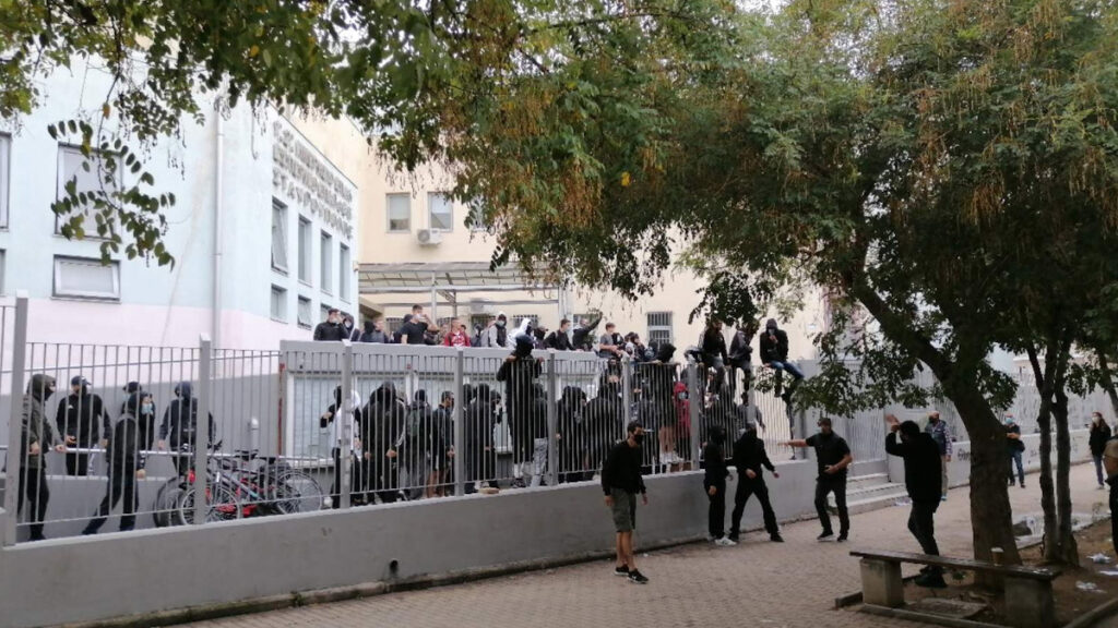 Νέα επίθεση φασιστοειδών έξω από σχολείο στη Σταυρούπολη